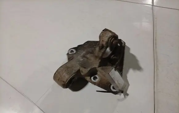 Peugeot 307 Engine mounting bracket 