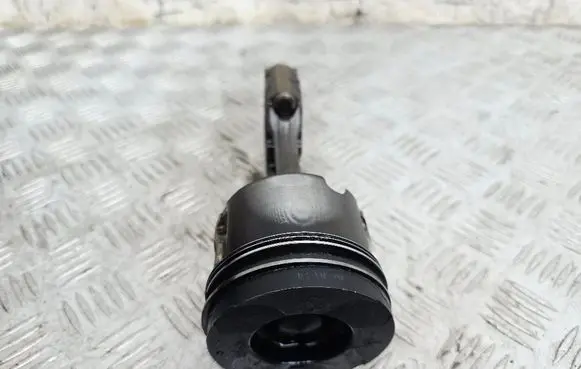 Opel Astra H Piston with connecting rod P885