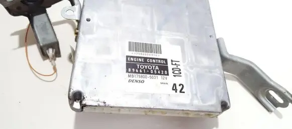 Toyota Avensis T220 Engine control unit/module 8966105420 89661-05420