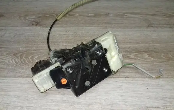 Volvo V70 Front door lock 9141710