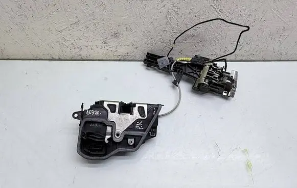 BMW 1 E81 E87 Front door lock 7167077