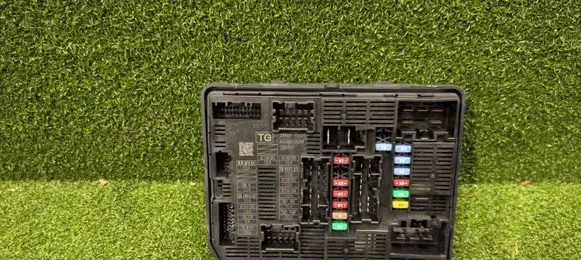 Renault Trafic III (X82) Fuse module 284B77542R N308010G1A