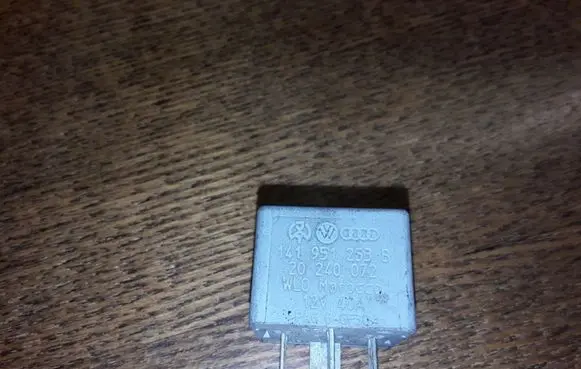Volkswagen PASSAT B5.5 Other relay 141951253B 20240072