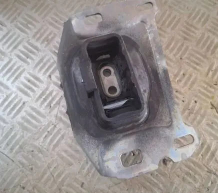 Citroen DS4 Gearbox mount 9813699680