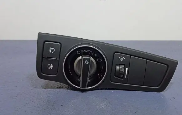 Hyundai i40 Light switch 93300-3Z050