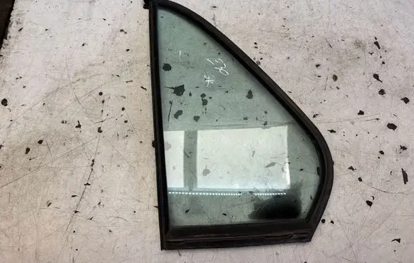 BMW 3 E30 Rear vent window glass 43R00082