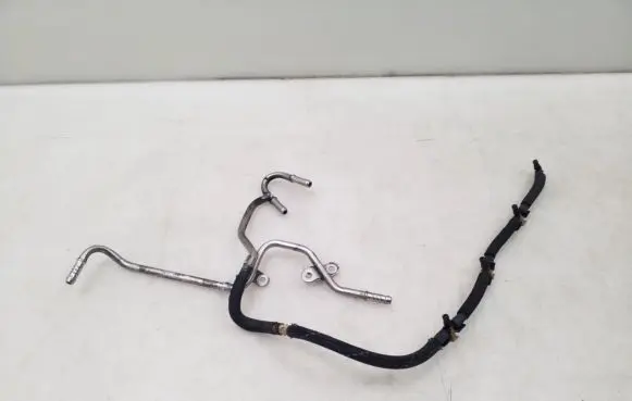 Volkswagen PASSAT B7 Fuel return line/hose 
