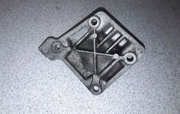 BMW 5 E39 Engine mounting bracket 6751226