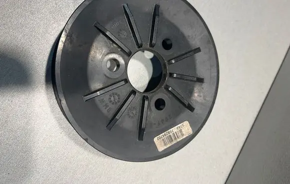 BMW M3 e92 Power steering pump pulley 7582947 758294702