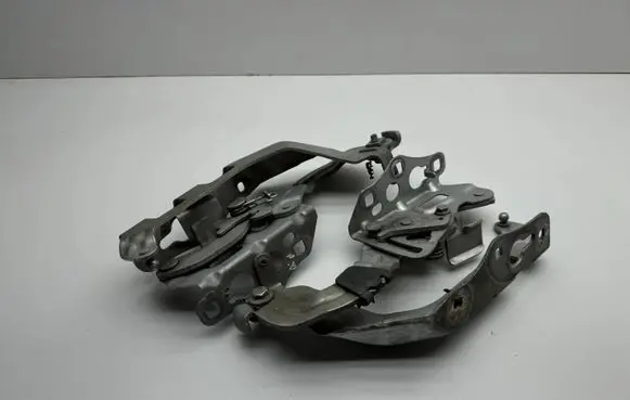 Mercedes-Benz C W205 Engine bonnet/hood hinges A2058800928 A2058800828 775U