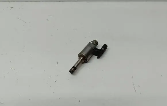 Volkswagen PASSAT B7 Fuel injector 04E133036A