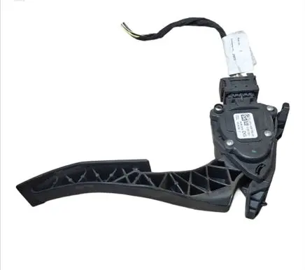 Accelerator throttle pedal