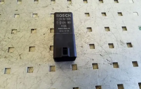 Volkswagen Polo IV 9N3 Glow plug pre-heat relay 0281003038 038907281D