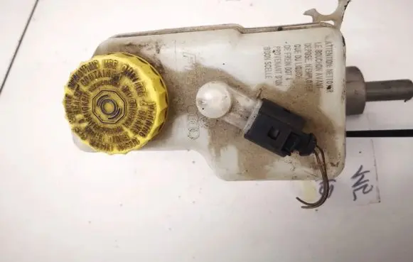 Brake fluid reservoir