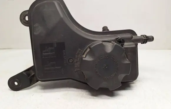 BMW 1 E82 E88 Coolant expansion tank/reservoir 7810592 17137810592 17138570079