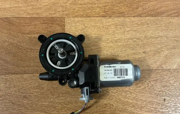 Nissan Primera Front door window regulator motor 400714 0714 0736
