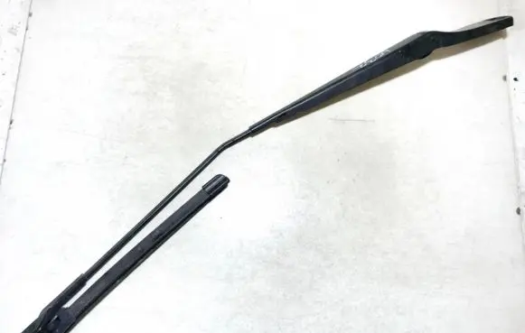 Volvo V50 Front wiper blade arm 30753000