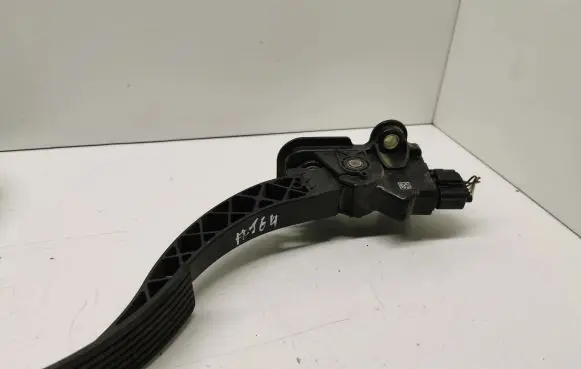 Mitsubishi Lancer X Accelerator throttle pedal MN101544