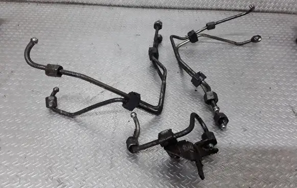 Fuel injector supply line/pipe