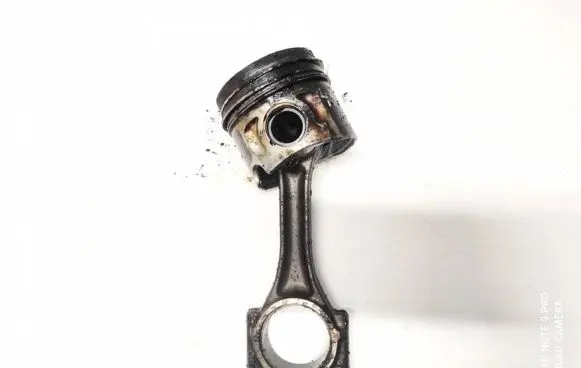 Volkswagen Golf V Piston with connecting rod