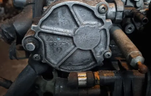 Ford Focus Vacuum pump D1561C1