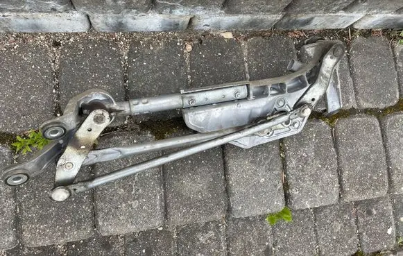 Honda CR-V Front wiper linkage and motor