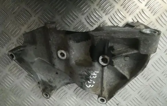 Suzuki Grand Vitara II Engine mounting bracket
