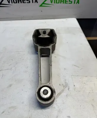 Volvo XC60 Engine mount bracket