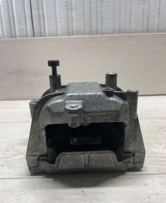 Volkswagen PASSAT B7 Engine mount bracket 1K0199262