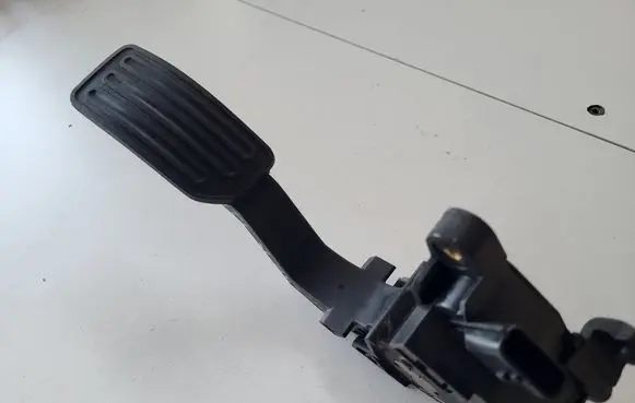 Nissan Pulsar Accelerator throttle pedal 180023RA0B