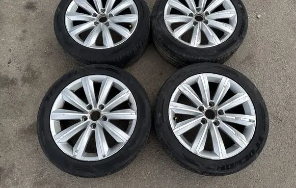 Volkswagen PASSAT B7 R17 alloy rim 3AA6010245F
