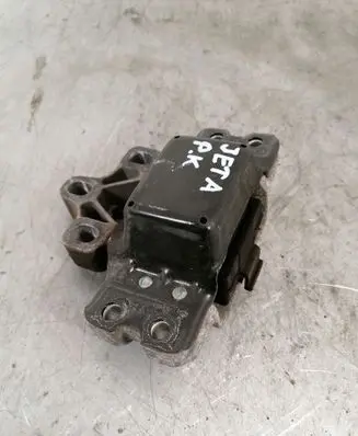 Volkswagen Jetta V Engine mount bracket