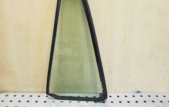 Toyota RAV 4 (XA20) Rear vent window glass 