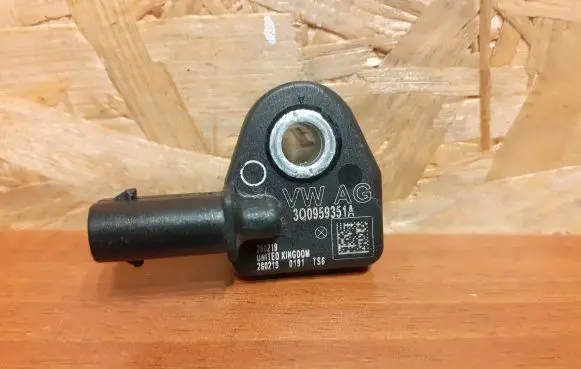 Volkswagen PASSAT B8 Airbag deployment crash/impact sensor 2478 3Q0959351A