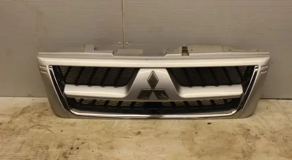 Mitsubishi Pajero Front bumper upper radiator grill