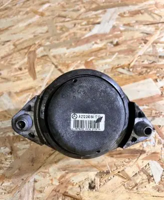 Mercedes-Benz C W204 Engine mount bracket A2122406417 3618725