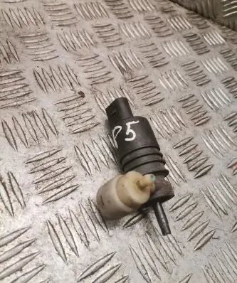 Volkswagen PASSAT B5 Windscreen/windshield washer pump