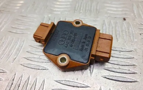 Audi Cabriolet B3 8G Ignition amplifier control unit 4A0905351