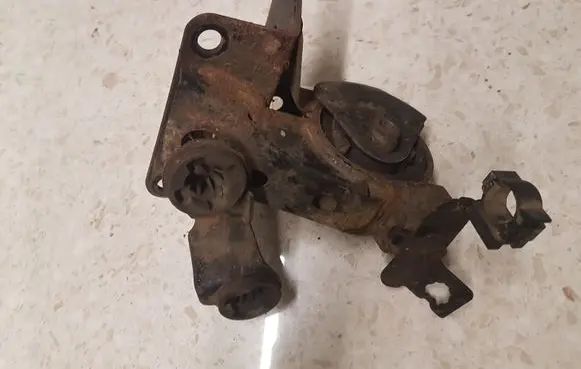 Nissan X-Trail T30 Engine mount bracket 112218H300