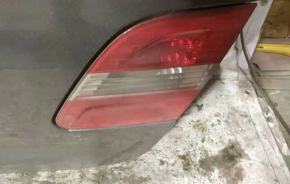 Tailgate rear/tail lights