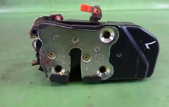 Chrysler PT Cruiser Front door lock