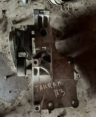 Volkswagen PASSAT B6 Generator/alternator bracket 03G803143A