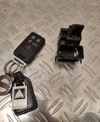 Volvo V40 Ignition lock AH4N15607AE 28227917 3659AV01125