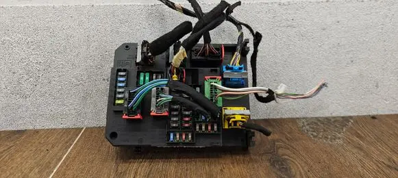 Peugeot 308 Central body control module 9806687880 BSIQ0301 A2C38848600