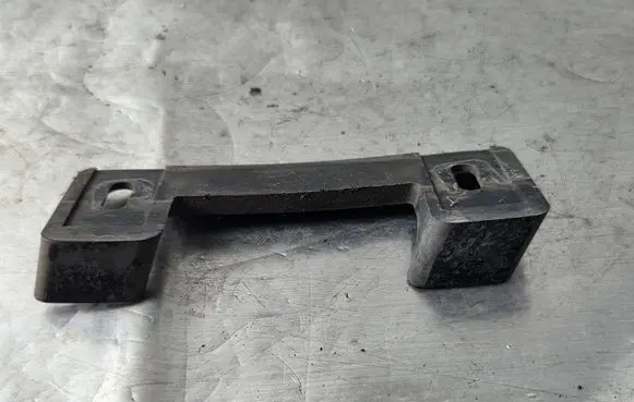 Front bumper mounting bracket