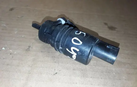 Volkswagen PASSAT B7 Windscreen/windshield washer pump 1K5955651 3122785
