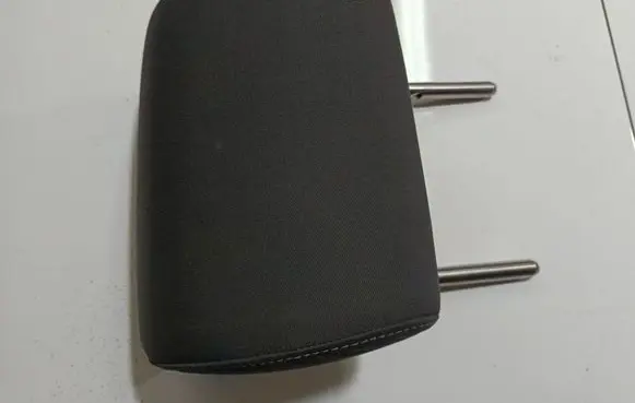 Volkswagen Golf V Front seat headrest 