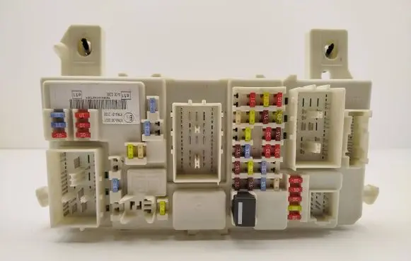 Ford Focus Fuse module 8M5T14014 F111FF111 TG155891012