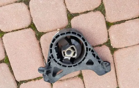 Opel Zafira C Engine mount bracket 13227769
