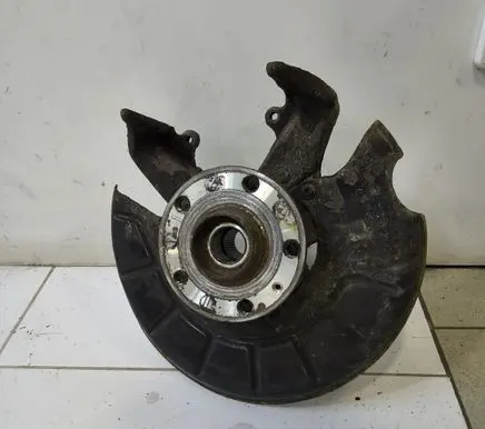 Skoda Octavia Mk2 (1Z) Front wheel hub spindle knuckle